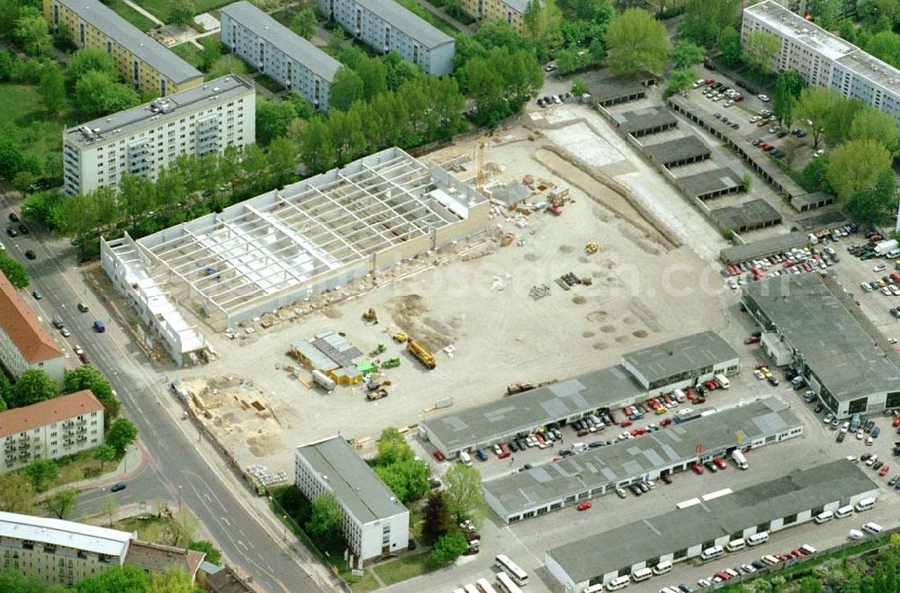 Aerial photograph Berlin - Lichtenberg - 02.Mai 2003 Berlin - Lichtenberg Errichtung eines KAUFLAND-Einkaufszentrums an der Sewanstraße / Salzmannstraße in der Nähe der der Rummelsburger Bucht in Berlin - Lichtenberg durch die Fa. Glass GmbH Bauunternehmung.