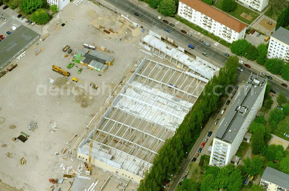 Berlin - Lichtenberg from above - 02.Mai 2003 Berlin - Lichtenberg Errichtung eines KAUFLAND-Einkaufszentrums an der Sewanstraße / Salzmannstraße in der Nähe der der Rummelsburger Bucht in Berlin - Lichtenberg durch die Fa. Glass GmbH Bauunternehmung.