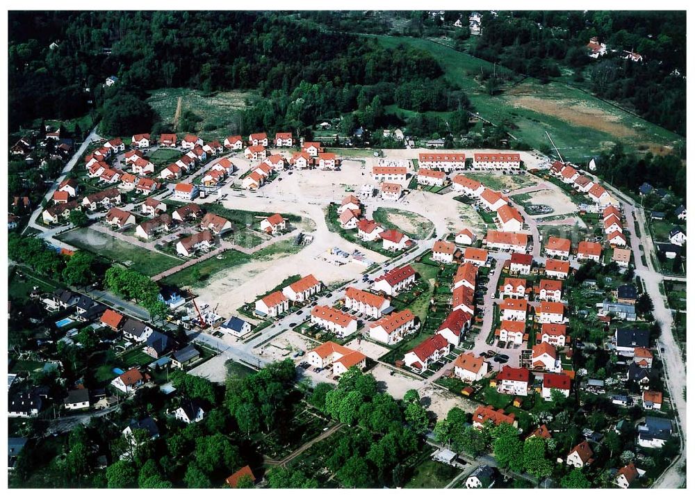 Schildow / Brandenburg from the bird's eye view: Wohngebiet Schildower Pfaffenwald der Schildow Wohnungsbau GmbH & Co KG an der Franz-Schmidt-Straße 30 in 16552 Schildow. 033056-89857