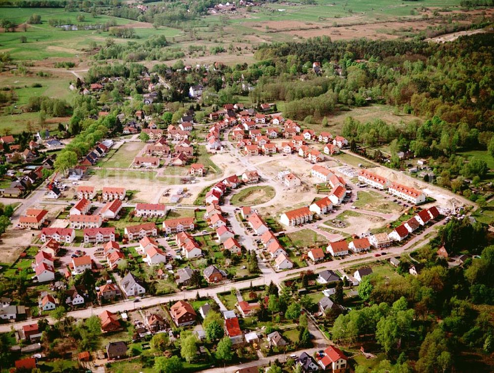 Aerial image Schildow / Brandenburg - Wohngebiet Schildower Pfaffenwald der Schildow Wohnungsbau GmbH & Co KG an der Franz-Schmidt-Straße 30 in 16552 Schildow. 033056-89857