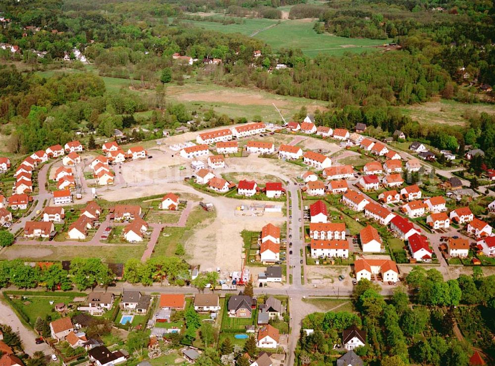 Schildow / Brandenburg from the bird's eye view: Wohngebiet Schildower Pfaffenwald der Schildow Wohnungsbau GmbH & Co KG an der Franz-Schmidt-Straße 30 in 16552 Schildow. 033056-89857