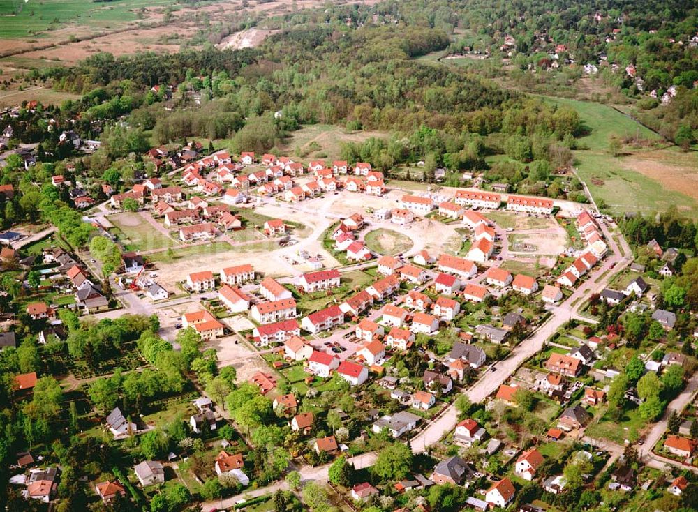 Aerial image Schildow / Brandenburg - Wohngebiet Schildower Pfaffenwald der Schildow Wohnungsbau GmbH & Co KG an der Franz-Schmidt-Straße 30 in 16552 Schildow. 033056-89857