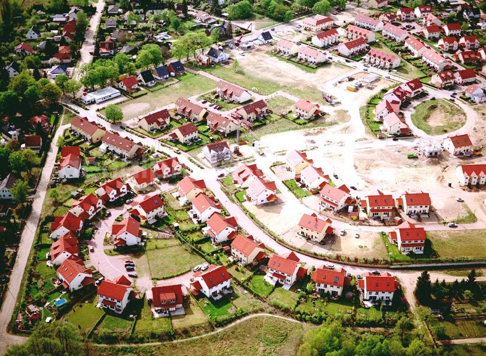 Aerial photograph Schildow / Brandenburg - Wohngebiet Schildower Pfaffenwald der Schildow Wohnungsbau GmbH & Co KG an der Franz-Schmidt-Straße 30 in 16552 Schildow. 033056-89857