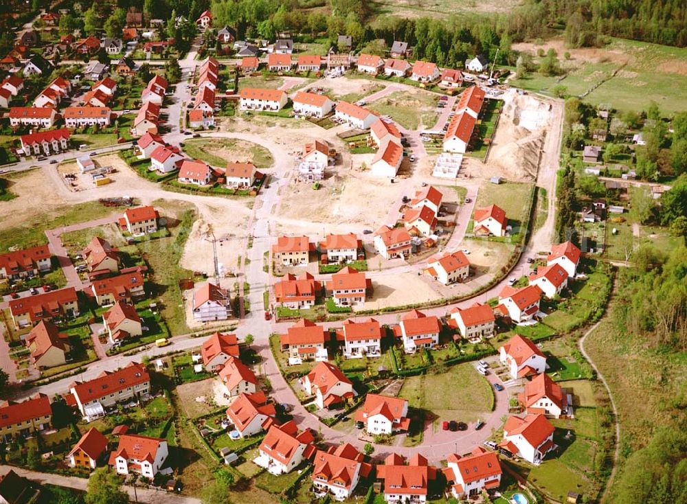 Aerial image Schildow / Brandenburg - Wohngebiet Schildower Pfaffenwald der Schildow Wohnungsbau GmbH & Co KG an der Franz-Schmidt-Straße 30 in 16552 Schildow. 033056-89857