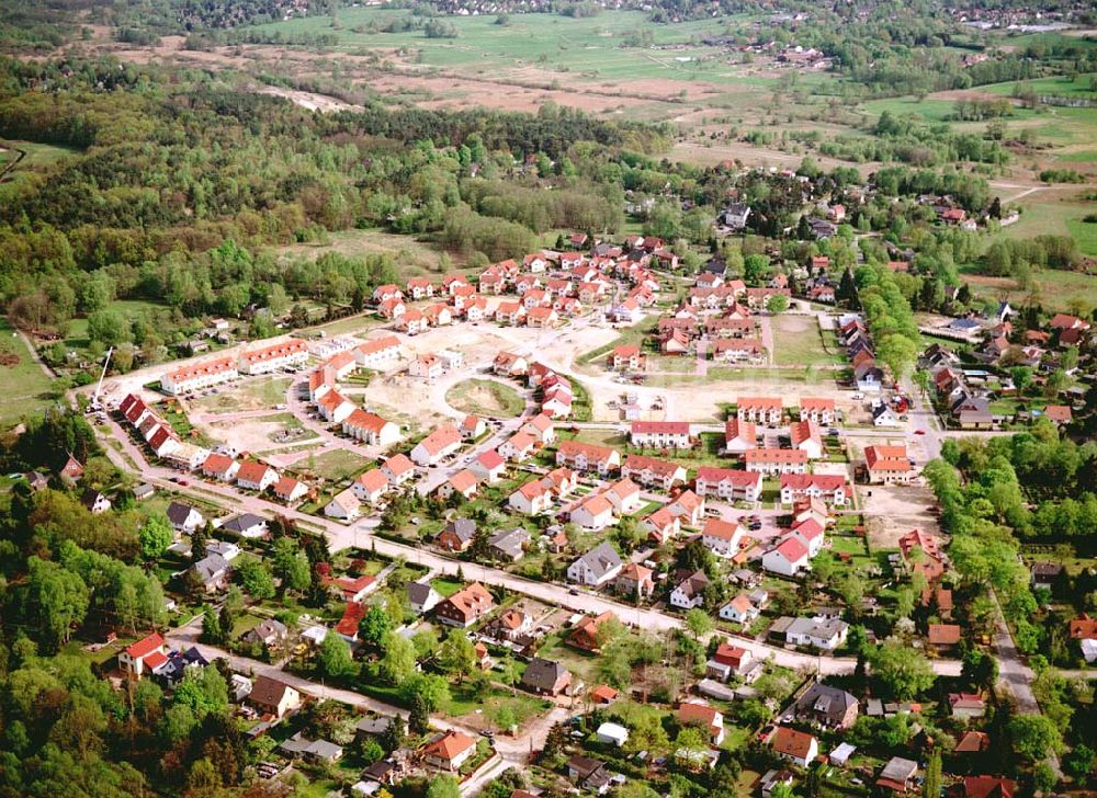 Schildow / Brandenburg from the bird's eye view: Wohngebiet Schildower Pfaffenwald der Schildow Wohnungsbau GmbH & Co KG an der Franz-Schmidt-Straße 30 in 16552 Schildow. 033056-89857