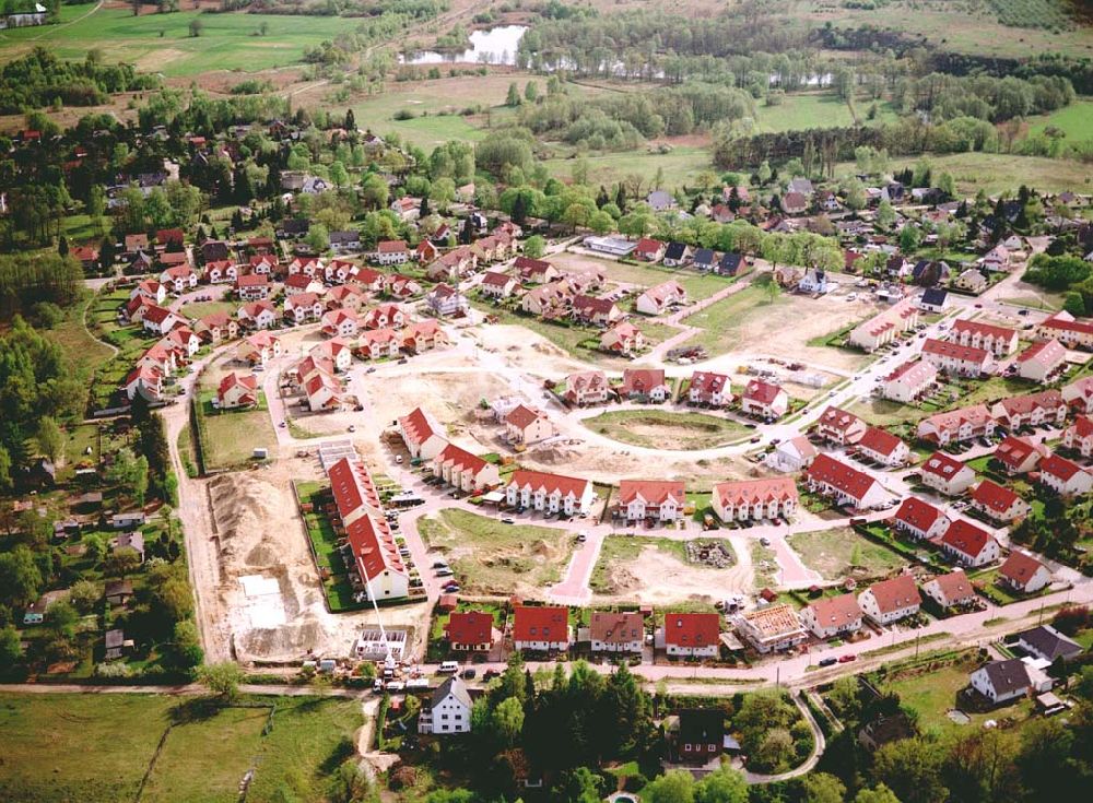 Aerial image Schildow / Brandenburg - Wohngebiet Schildower Pfaffenwald der Schildow Wohnungsbau GmbH & Co KG an der Franz-Schmidt-Straße 30 in 16552 Schildow. 033056-89857