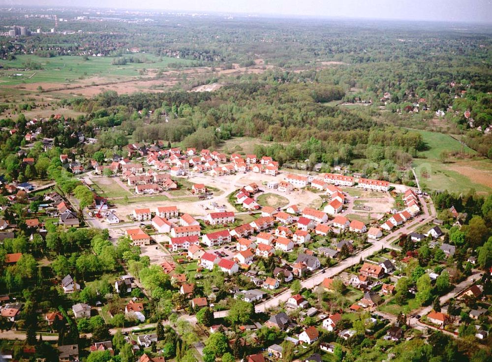 Schildow / Brandenburg from the bird's eye view: Wohngebiet Schildower Pfaffenwald der Schildow Wohnungsbau GmbH & Co KG an der Franz-Schmidt-Straße 30 in 16552 Schildow. 033056-89857