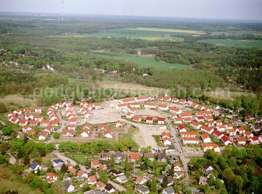 Aerial photograph Schildow / Brandenburg - Wohngebiet Schildower Pfaffenwald der Schildow Wohnungsbau GmbH & Co KG an der Franz-Schmidt-Straße 30 in 16552 Schildow. 033056-89857