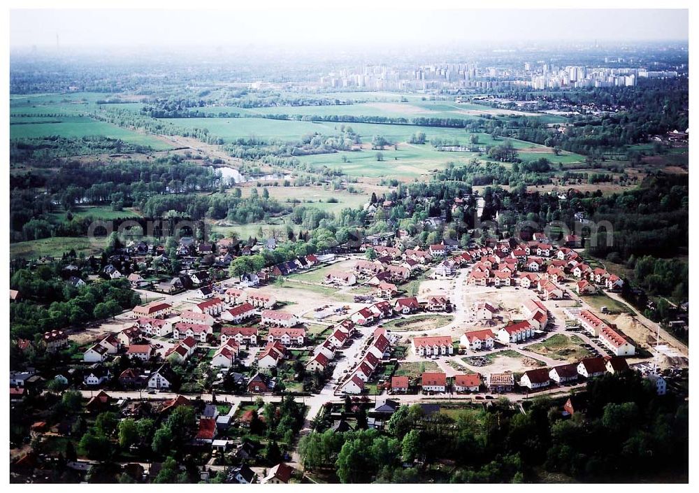 Schildow / Brandenburg from the bird's eye view: Wohngebiet Schildower Pfaffenwald der Schildow Wohnungsbau GmbH & Co KG an der Franz-Schmidt-Straße 30 in 16552 Schildow. 033056-89857