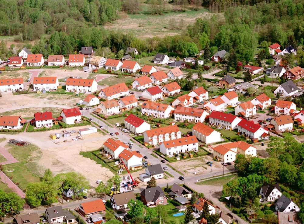 Aerial photograph Schildow / Brandenburg - Wohngebiet Schildower Pfaffenwald der Schildow Wohnungsbau GmbH & Co KG an der Franz-Schmidt-Straße 30 in 16552 Schildow. 033056-89857