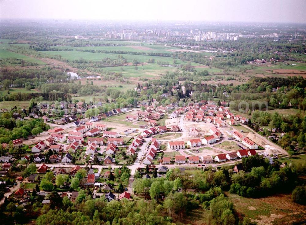 Schildow / Brandenburg from above - Wohngebiet Schildower Pfaffenwald der Schildow Wohnungsbau GmbH & Co KG an der Franz-Schmidt-Straße 30 in 16552 Schildow. 033056-89857