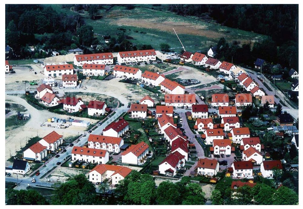 Schildow / Brandenburg from the bird's eye view: Wohngebiet Schildower Pfaffenwald der Schildow Wohnungsbau GmbH & Co KG an der Franz-Schmidt-Straße 30 in 16552 Schildow. 033056-89857