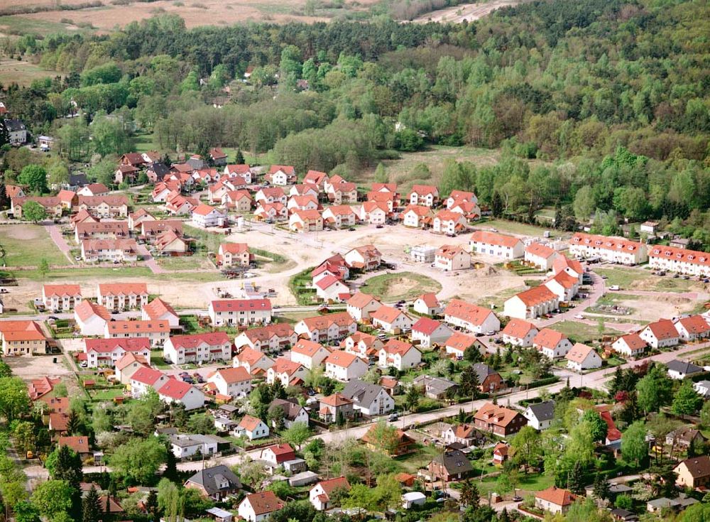 Aerial image Schildow / Brandenburg - Wohngebiet Schildower Pfaffenwald der Schildow Wohnungsbau GmbH & Co KG an der Franz-Schmidt-Straße 30 in 16552 Schildow. 033056-89857