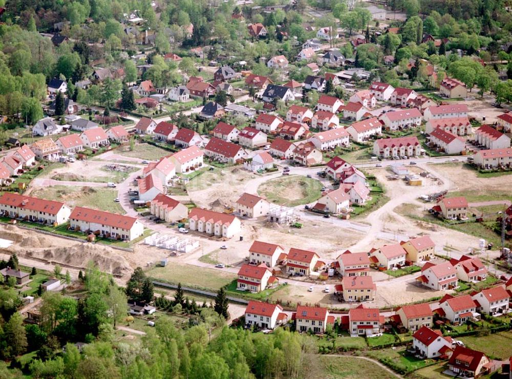 Schildow / Brandenburg from the bird's eye view: Wohngebiet Schildower Pfaffenwald der Schildow Wohnungsbau GmbH & Co KG an der Franz-Schmidt-Straße 30 in 16552 Schildow. 033056-89857