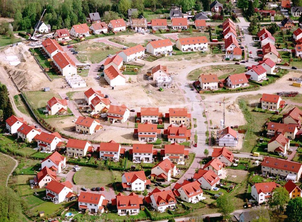 Aerial photograph Schildow / Brandenburg - Wohngebiet Schildower Pfaffenwald der Schildow Wohnungsbau GmbH & Co KG an der Franz-Schmidt-Straße 30 in 16552 Schildow. 033056-89857