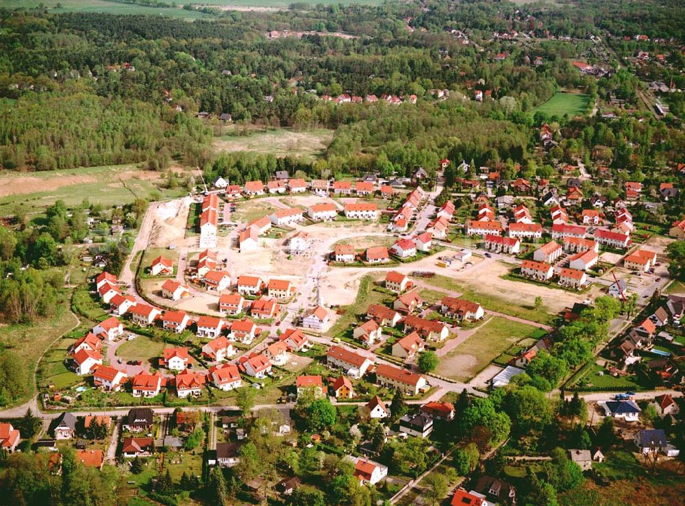 Schildow / Brandenburg from the bird's eye view: Wohngebiet Schildower Pfaffenwald der Schildow Wohnungsbau GmbH & Co KG an der Franz-Schmidt-Straße 30 in 16552 Schildow. 033056-89857