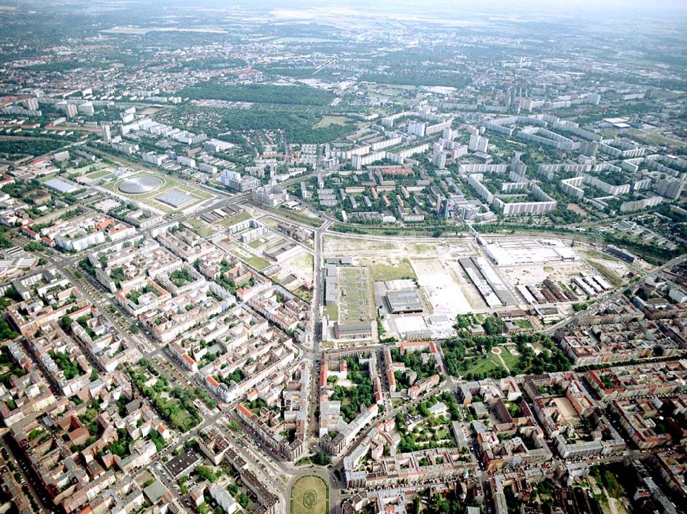 Berlin - Lichtenberg from above - Stadtentwicklungsgebiet an der Eldenaer Straße / Landsberger Allee in Berlin Lichtenberg (Gelände der alten Schlachthöfe) - ein Projekt der SES Stadtentwicklungsgesellschaft Eldenaer Straße mbH, Thaerstraße 30/31 in 10249 BERLIN, Tel.: 030 42846133