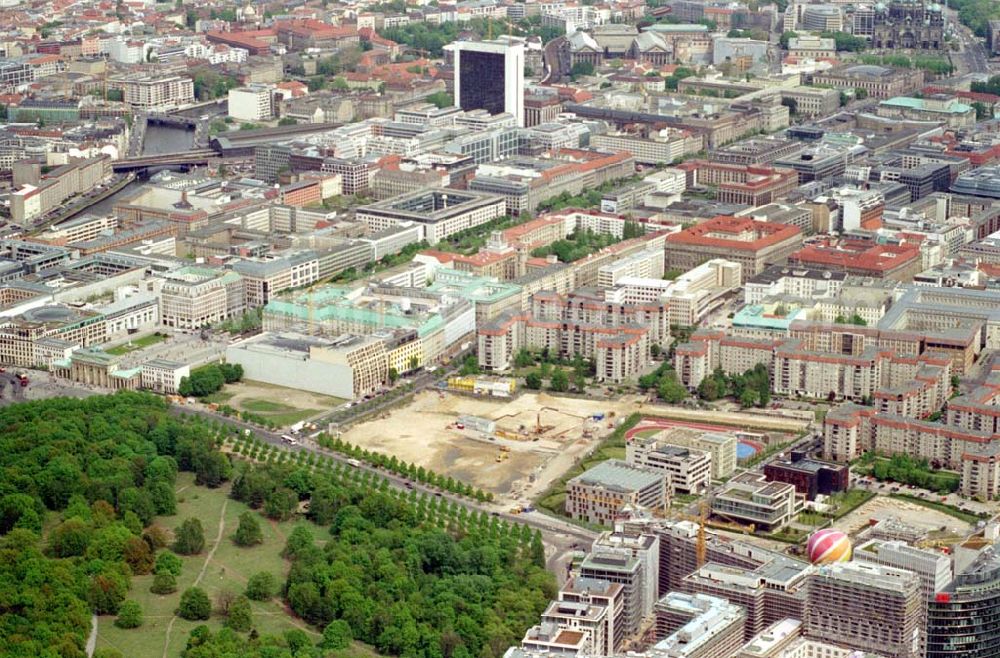 Berlin from above - 02.Mai 2003 Berlin - Mitte Blick auf das Brandenburger Tor und das Baugelände für das Nationale Holocaust-Denkmal am ehemaligen Grenzstreifen an der Wilhelmstraße in Berlin - Mitte