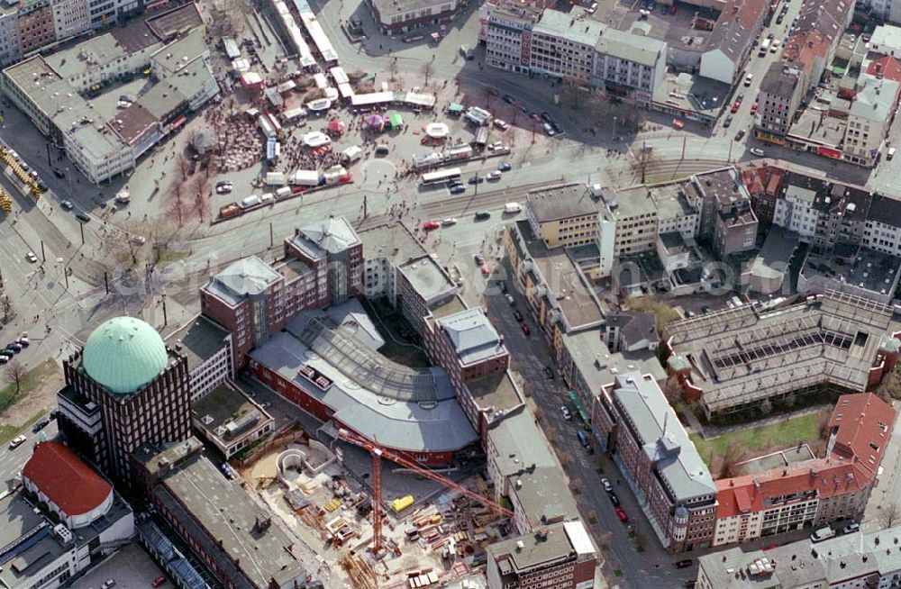 Aerial photograph Hannover - Baustelle (Parkhaus) der Verlagsgesellschaft Madsack hinter ihrem Medienzentrum im Anzeiger-Hochhaus, Geschäftsstelle Anzeiger-Hochhaus, Goseriede 9, 30159 Hannover, Tel.: 0511/1212-3165