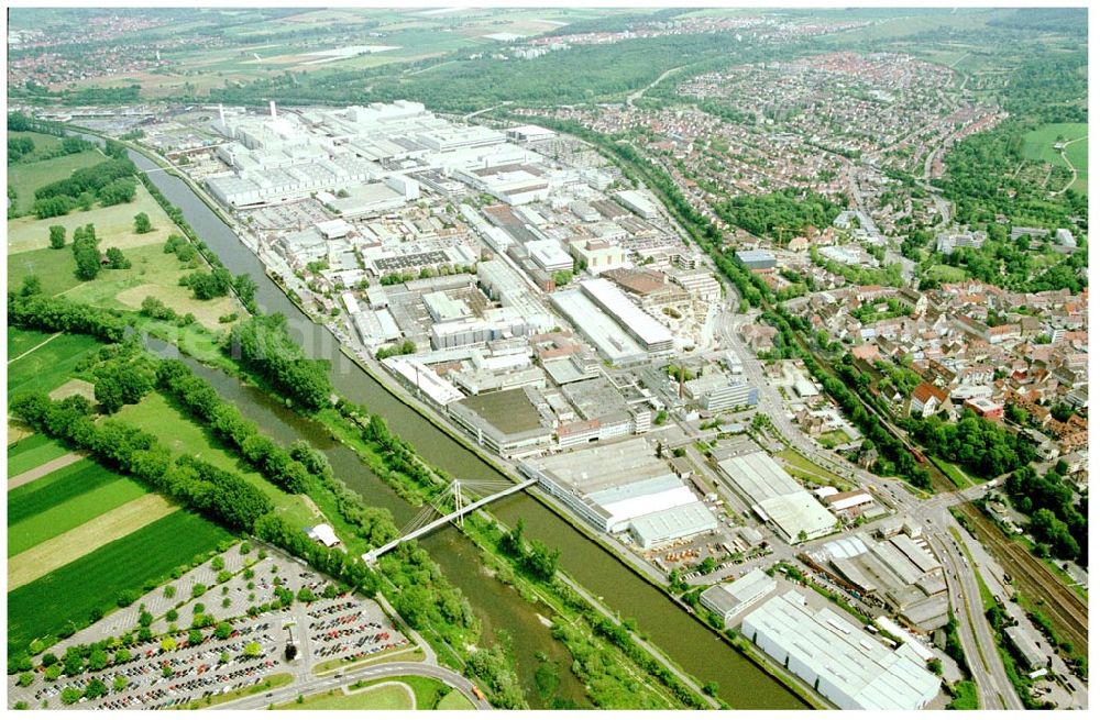 Neckarsulm from the bird's eye view: 27.05.04 Neckarsulm Wenn Neckarsulm bei 27.000 Einwohnern rund 29.000 Arbeitsplätze aufweist, dann ist das kein Zufall. Weltweit bekannte Unternehmen wie die Audi AG, mit rund 13.500 Beschäftigten der grösste Arbeitgeber in Neckarsulm, die Kobenschmidt-Pierburg AG und die Kaufland Stiftung & Co. KG sind hier ebenso vertreten wie leistungsstarke mittelständische Unternehmen.