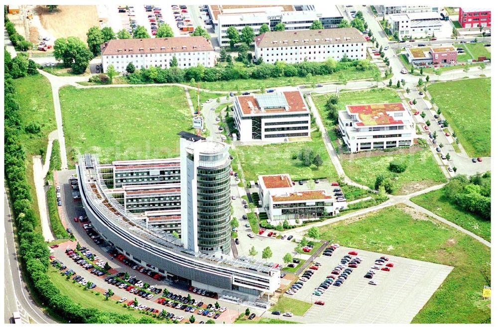 Neckarsulm from above - 27.05.04 Neckarsulm Im 9,7 Hektar großen Gewerbegebiet Trendpark haben daher EDV-Dienstleister von Rang Quartier bezogen, z.B. die Intel Tochtergesellschaft ICP vortex, die Unternehmensgruppe Beck oder die TDS Informationstechnologie AG. Als Leitinvestition wurde nach den prämierten Plänen des Stuttgarter Architekten Hans-Joachim Ziltz auf über 15.000 qm Grundstücksfläche die neue Firmenzentrale der TDS Informationstechnologie AG und der Unternehmensgruppe Beck realisiert. Mit seinem 20 Stockwerke hohen B? E-Mail: info-stadt@neckarsulm.de