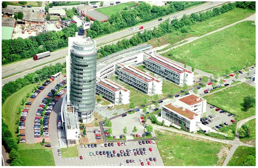 Neckarsulm from the bird's eye view: 27.05.04 Neckarsulm Im 9,7 Hektar großen Gewerbegebiet Trendpark haben daher EDV-Dienstleister von Rang Quartier bezogen, z.B. die Intel Tochtergesellschaft ICP vortex, die Unternehmensgruppe Beck oder die TDS Informationstechnologie AG. Als Leitinvestition wurde nach den prämierten Plänen des Stuttgarter Architekten Hans-Joachim Ziltz auf über 15.000 qm Grundstücksfläche die neue Firmenzentrale der TDS Informationstechnologie AG und der Unternehmensgruppe Beck realisiert. Mit seinem 20 Stockwerke hohen B? E-Mail: info-stadt@neckarsulm.de