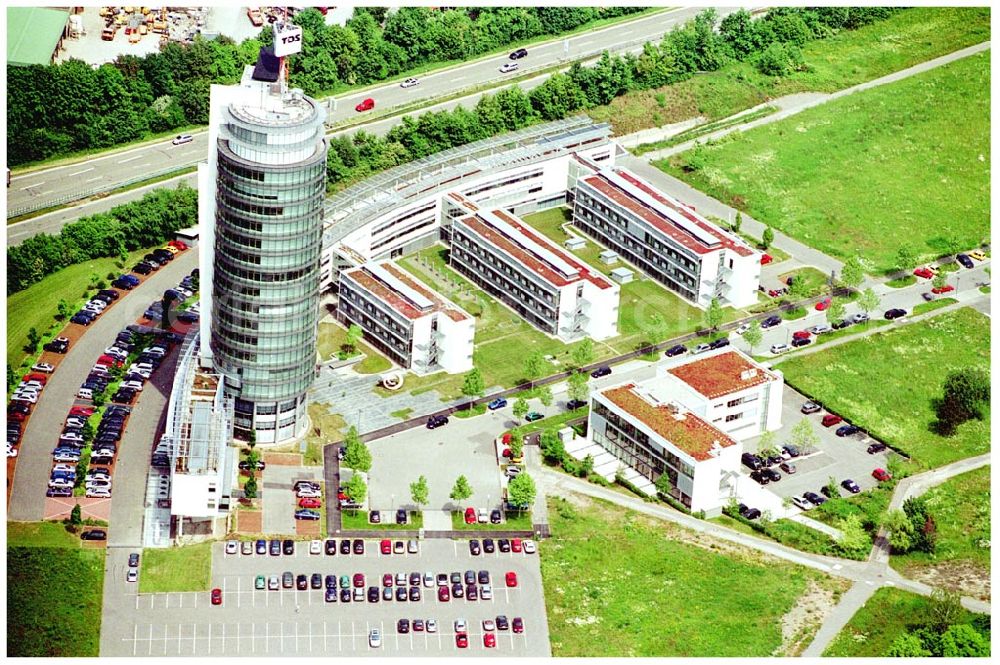 Aerial image Neckarsulm - 27.05.04 Neckarsulm Im 9,7 Hektar großen Gewerbegebiet Trendpark haben daher EDV-Dienstleister von Rang Quartier bezogen, z.B. die Intel Tochtergesellschaft ICP vortex, die Unternehmensgruppe Beck oder die TDS Informationstechnologie AG. Als Leitinvestition wurde nach den prämierten Plänen des Stuttgarter Architekten Hans-Joachim Ziltz auf über 15.000 qm Grundstücksfläche die neue Firmenzentrale der TDS Informationstechnologie AG und der Unternehmensgruppe Beck realisiert. Mit seinem 20 Stockwerke hohen B? E-Mail: info-stadt@neckarsulm.de