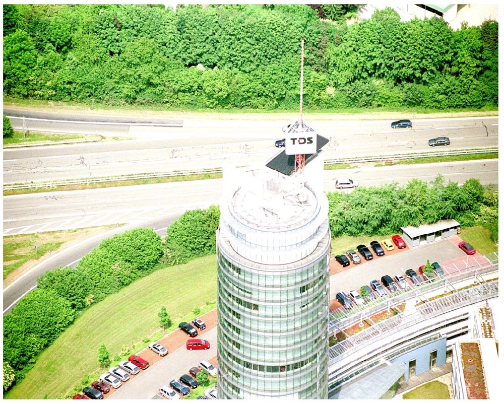 Aerial photograph Neckarsulm - 27.05.04 Neckarsulm Im 9,7 Hektar großen Gewerbegebiet Trendpark haben daher EDV-Dienstleister von Rang Quartier bezogen, z.B. die Intel Tochtergesellschaft ICP vortex, die Unternehmensgruppe Beck oder die TDS Informationstechnologie AG. Als Leitinvestition wurde nach den prämierten Plänen des Stuttgarter Architekten Hans-Joachim Ziltz auf über 15.000 qm Grundstücksfläche die neue Firmenzentrale der TDS Informationstechnologie AG und der Unternehmensgruppe Beck realisiert. Mit seinem 20 Stockwerke hohen B? E-Mail: info-stadt@neckarsulm.de