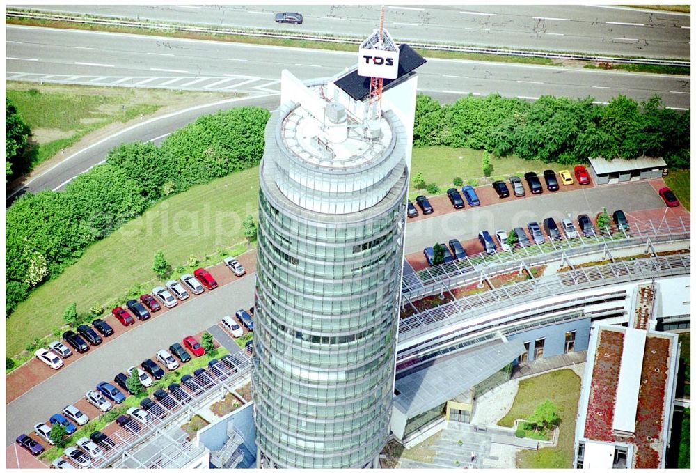 Neckarsulm from above - 27.05.04 Neckarsulm Im 9,7 Hektar großen Gewerbegebiet Trendpark haben daher EDV-Dienstleister von Rang Quartier bezogen, z.B. die Intel Tochtergesellschaft ICP vortex, die Unternehmensgruppe Beck oder die TDS Informationstechnologie AG. Als Leitinvestition wurde nach den prämierten Plänen des Stuttgarter Architekten Hans-Joachim Ziltz auf über 15.000 qm Grundstücksfläche die neue Firmenzentrale der TDS Informationstechnologie AG und der Unternehmensgruppe Beck realisiert. Mit seinem 20 Stockwerke hohen B? E-Mail: info-stadt@neckarsulm.de