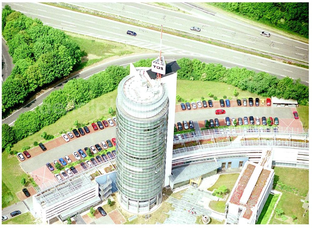 Neckarsulm from the bird's eye view: 27.05.04 Neckarsulm Im 9,7 Hektar großen Gewerbegebiet Trendpark haben daher EDV-Dienstleister von Rang Quartier bezogen, z.B. die Intel Tochtergesellschaft ICP vortex, die Unternehmensgruppe Beck oder die TDS Informationstechnologie AG. Als Leitinvestition wurde nach den prämierten Plänen des Stuttgarter Architekten Hans-Joachim Ziltz auf über 15.000 qm Grundstücksfläche die neue Firmenzentrale der TDS Informationstechnologie AG und der Unternehmensgruppe Beck realisiert. Mit seinem 20 Stockwerke hohen B? E-Mail: info-stadt@neckarsulm.de