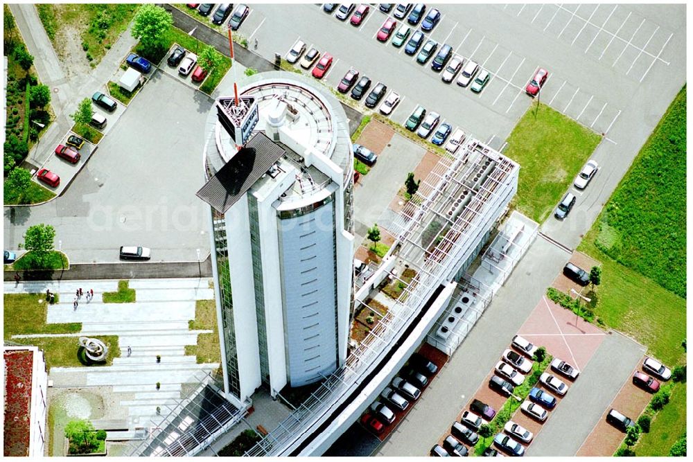 Aerial image Neckarsulm - 27.05.04 Neckarsulm Im 9,7 Hektar großen Gewerbegebiet Trendpark haben daher EDV-Dienstleister von Rang Quartier bezogen, z.B. die Intel Tochtergesellschaft ICP vortex, die Unternehmensgruppe Beck oder die TDS Informationstechnologie AG. Als Leitinvestition wurde nach den prämierten Plänen des Stuttgarter Architekten Hans-Joachim Ziltz auf über 15.000 qm Grundstücksfläche die neue Firmenzentrale der TDS Informationstechnologie AG und der Unternehmensgruppe Beck realisiert. Mit seinem 20 Stockwerke hohen B? E-Mail: info-stadt@neckarsulm.de