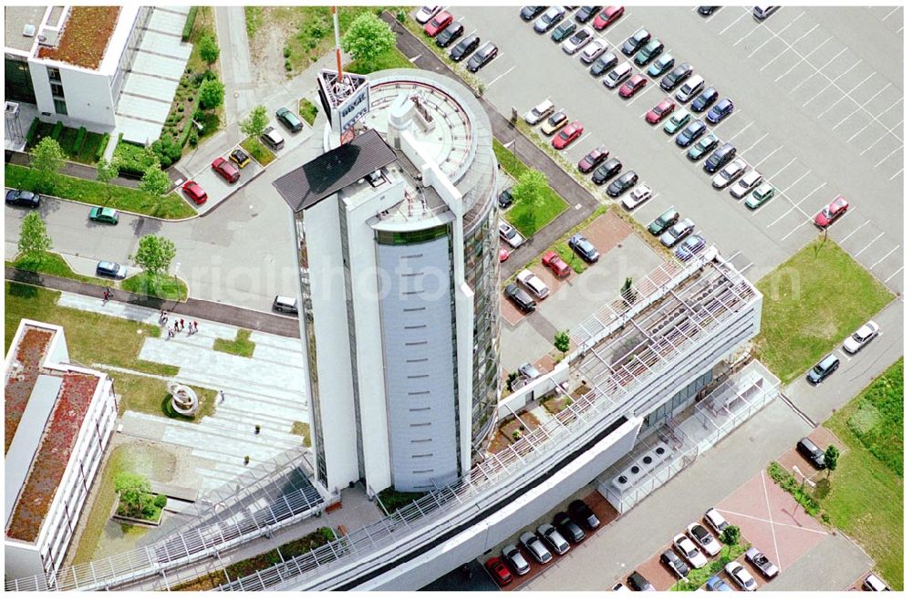 Aerial photograph Neckarsulm - 27.05.04 Neckarsulm Im 9,7 Hektar großen Gewerbegebiet Trendpark haben daher EDV-Dienstleister von Rang Quartier bezogen, z.B. die Intel Tochtergesellschaft ICP vortex, die Unternehmensgruppe Beck oder die TDS Informationstechnologie AG. Als Leitinvestition wurde nach den prämierten Plänen des Stuttgarter Architekten Hans-Joachim Ziltz auf über 15.000 qm Grundstücksfläche die neue Firmenzentrale der TDS Informationstechnologie AG und der Unternehmensgruppe Beck realisiert. Mit seinem 20 Stockwerke hohen B? E-Mail: info-stadt@neckarsulm.de