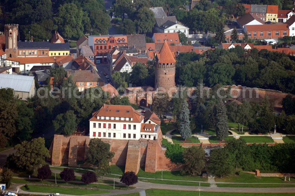 Tangermünde from above - Blick auf das Schlosshotel und den Gefängnisturm der Burganlage in Tangermünde. Kontakt: Ringhotel, Schloss Tangermünde, Auf der Burg, Amt 1, 39590 Tangermünde; Tel.: 039322-73 73; Fax.: 039322-7 37 73