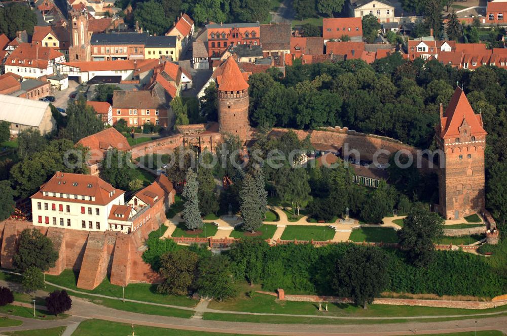 Aerial photograph Tangermünde - Blick auf das Schlosshotel und den Gefängnisturm der Burganlage in Tangermünde. Kontakt: Ringhotel, Schloss Tangermünde, Auf der Burg, Amt 1, 39590 Tangermünde; Tel.: 039322-73 73; Fax.: 039322-7 37 73