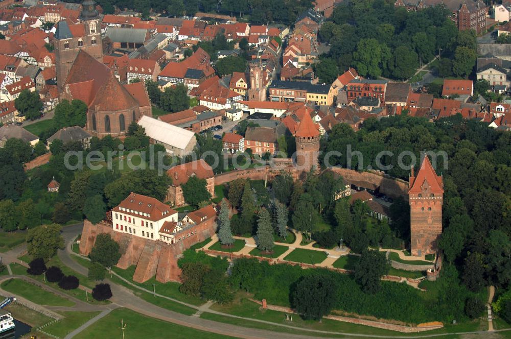 Tangermünde from above - Blick auf das Schlosshotel und den Gefängnisturm der Burganlage in Tangermünde. Kontakt: Ringhotel, Schloss Tangermünde, Auf der Burg, Amt 1, 39590 Tangermünde; Tel.: 039322-73 73; Fax.: 039322-7 37 73