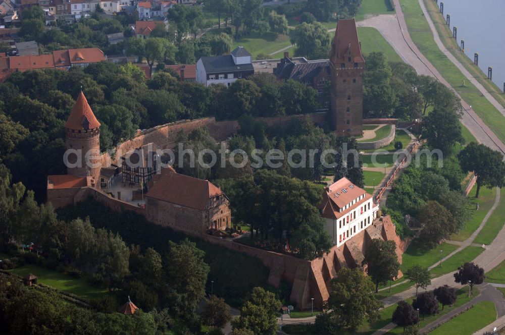 Tangermünde from the bird's eye view: Blick auf das Schlosshotel und den Gefängnisturm der Burganlage in Tangermünde. Kontakt: Ringhotel, Schloss Tangermünde, Auf der Burg, Amt 1, 39590 Tangermünde; Tel.: 039322-73 73; Fax.: 039322-7 37 73