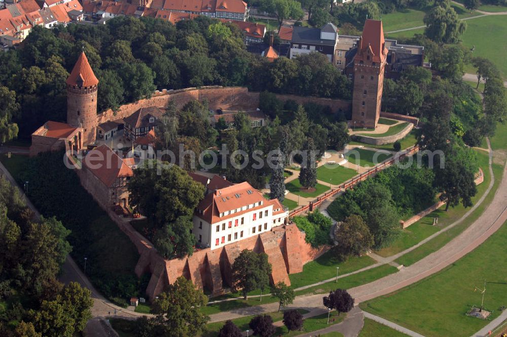 Aerial image Tangermünde - Blick auf das Schlosshotel und den Gefängnisturm der Burganlage in Tangermünde. Kontakt: Ringhotel, Schloss Tangermünde, Auf der Burg, Amt 1, 39590 Tangermünde; Tel.: 039322-73 73; Fax.: 039322-7 37 73