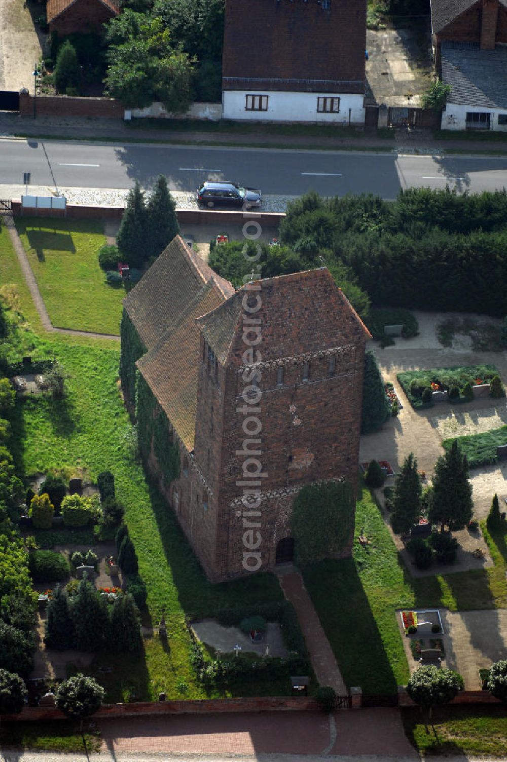 Melkow from above - Blick auf die romanische Dorfkirche in Melkow an der Straße der Romanik. Diese Ferienstraße verbindet die Dome, Burgen, Klöster und Kirchen die in der Zeit vom 10. bis Mitte des 13. Jahrhundert entstanden, und somit ein Zeichen der Christianisierung sind. Kontakt: Dorfkirche in Melkow, Dorfstraße, 39524 Melkow-Wust, Deutschland; Tel. +49(39341)406