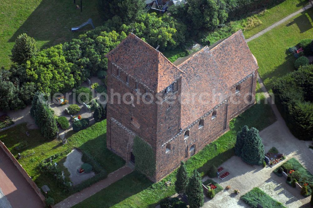 Melkow from the bird's eye view: Blick auf die romanische Dorfkirche in Melkow an der Straße der Romanik. Diese Ferienstraße verbindet die Dome, Burgen, Klöster und Kirchen die in der Zeit vom 10. bis Mitte des 13. Jahrhundert entstanden, und somit ein Zeichen der Christianisierung sind. Kontakt: Dorfkirche in Melkow, Dorfstraße, 39524 Melkow-Wust, Deutschland; Tel. +49(39341)406