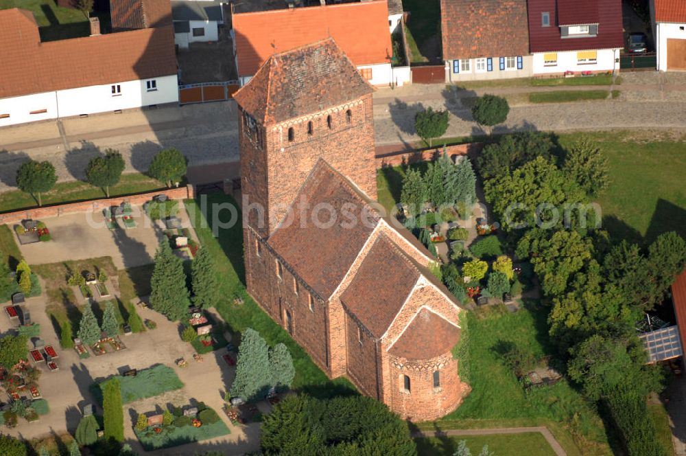 Melkow from above - Blick auf die romanische Dorfkirche in Melkow an der Straße der Romanik. Diese Ferienstraße verbindet die Dome, Burgen, Klöster und Kirchen die in der Zeit vom 10. bis Mitte des 13. Jahrhundert entstanden, und somit ein Zeichen der Christianisierung sind. Kontakt: Dorfkirche in Melkow, Dorfstraße, 39524 Melkow-Wust, Deutschland; Tel. +49(39341)406