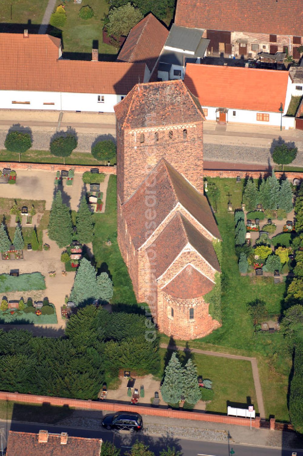 Melkow from the bird's eye view: Blick auf die romanische Dorfkirche in Melkow an der Straße der Romanik. Diese Ferienstraße verbindet die Dome, Burgen, Klöster und Kirchen die in der Zeit vom 10. bis Mitte des 13. Jahrhundert entstanden, und somit ein Zeichen der Christianisierung sind. Kontakt: Dorfkirche in Melkow, Dorfstraße, 39524 Melkow-Wust, Deutschland; Tel. +49(39341)406