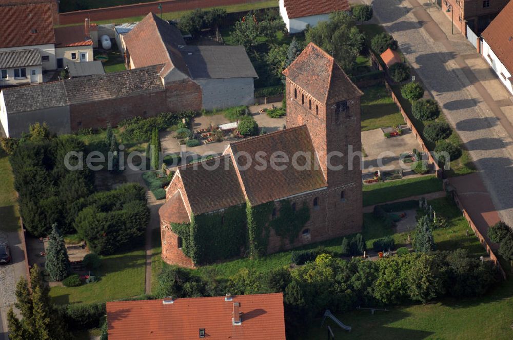 Melkow from above - Blick auf die romanische Dorfkirche in Melkow an der Straße der Romanik. Diese Ferienstraße verbindet die Dome, Burgen, Klöster und Kirchen die in der Zeit vom 10. bis Mitte des 13. Jahrhundert entstanden, und somit ein Zeichen der Christianisierung sind. Kontakt: Dorfkirche in Melkow, Dorfstraße, 39524 Melkow-Wust, Deutschland; Tel. +49(39341)406