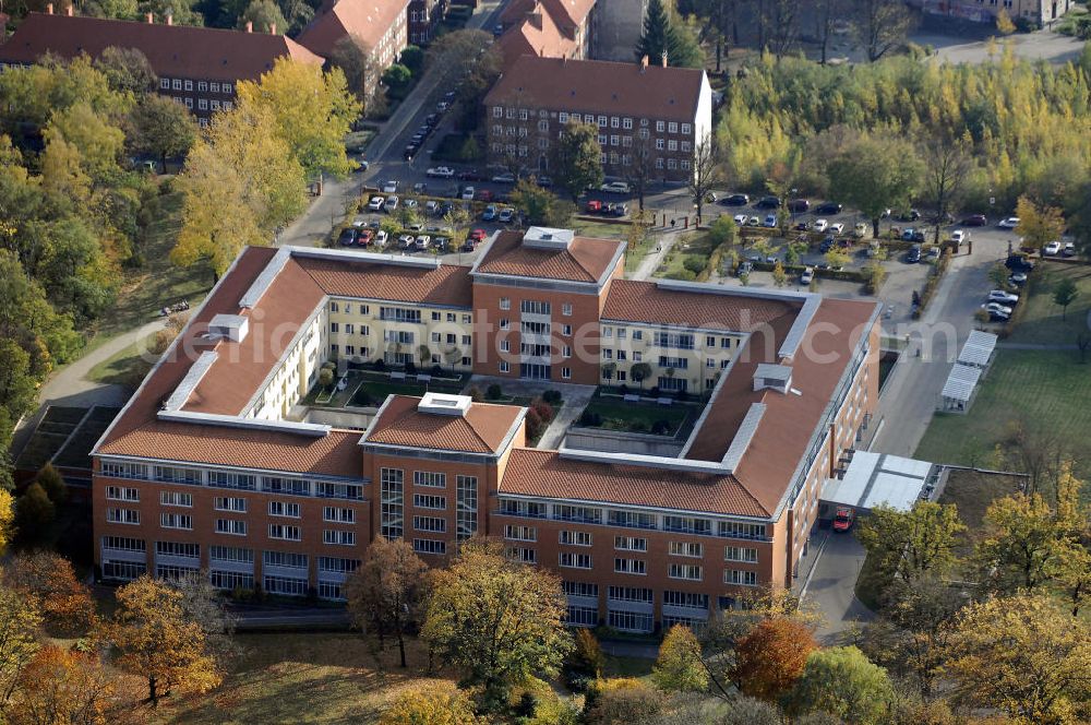 Aerial photograph Berlin - Blick auf die Park Klinik Weissensee in Berlin. Die Klinik wurde im April 1997 auf dem Grundstück des ehemaligen städtischen Krankenhaus eröffnet. Sie verfügt über 344 Betten. Architekten des Gebäudekomplexes sind Baumann & Schnittger. Kontakt: Park Klinik Weissensee, Schönstraße 80, 13086 Berlin, Tel. +49(0)30 9628 0, Fax +49(0)30 9628 4005, Email: mail@park-klinik.com; Kontakt Architekten: Baumann & Schnittger, Pl vor dem Neuen Tor 2, 10115 Berlin, Tel. +49(0)30 283078 0