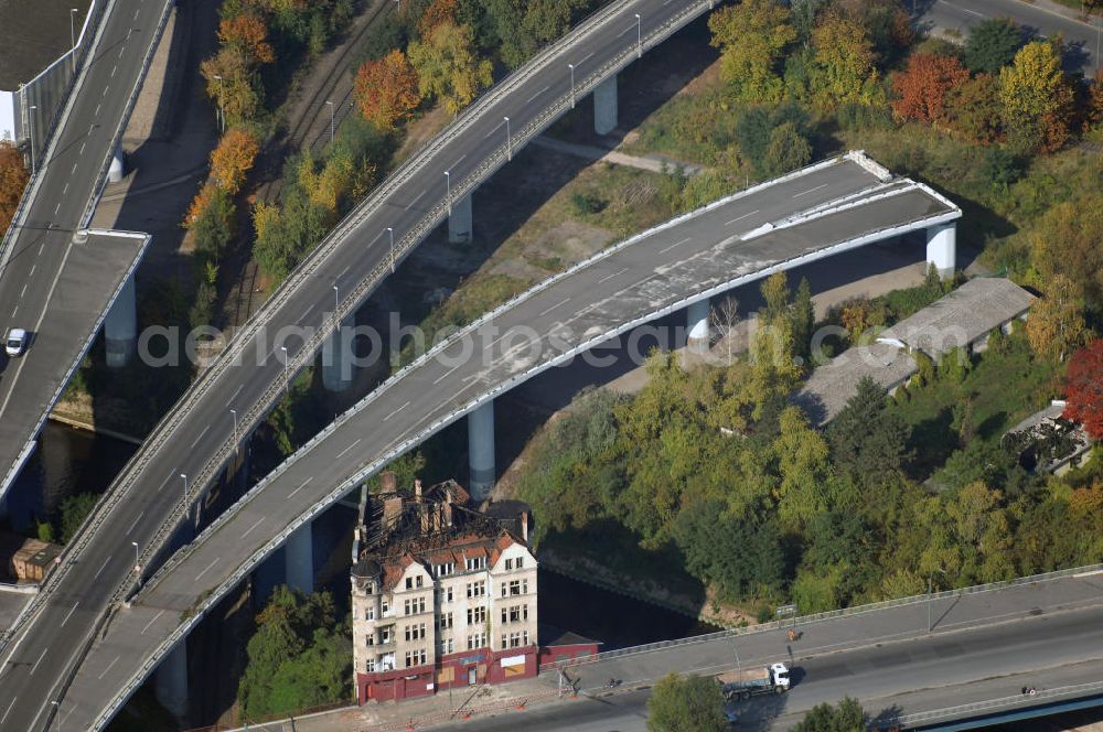 Berlin from above - Blick auf die unvollendete A100 an der am 09.10.2007 abgebrannten Rattenburg (Gottlieb-Dunkel-Str. 19) in Berlin-Tempelhof. Seinen Namen hat das 1910 erbaute Haus, seit dem im Keller Wasserratten Unterschlupf gefunden hattenen. Die Rattenburg trotzte schon so manchen Abrissversuchen. Z.B. in den 70er Jahren, als der Bau der A100 eigentlich direkt durchs Grundstück der Rattenburg führen sollte; oder als sie 20 Jahre später der Verbreiterung des Teltowkanals weichen sollte. Seit März 2007 steht es wegen Einsturzgfahr leer.