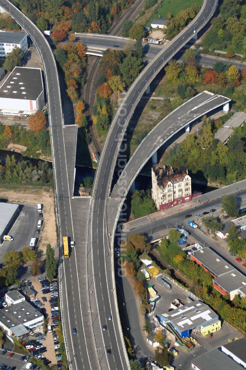 Berlin from the bird's eye view: Blick auf die unvollendete A100 an der am 09.10.2007 abgebrannten Rattenburg (Gottlieb-Dunkel-Str. 19) in Berlin-Tempelhof. Seinen Namen hat das 1910 erbaute Haus, seit dem im Keller Wasserratten Unterschlupf gefunden hattenen. Die Rattenburg trotzte schon so manchen Abrissversuchen. Z.B. in den 70er Jahren, als der Bau der A100 eigentlich direkt durchs Grundstück der Rattenburg führen sollte; oder als sie 20 Jahre später der Verbreiterung des Teltowkanals weichen sollte. Seit März 2007 steht es wegen Einsturzgfahr leer.