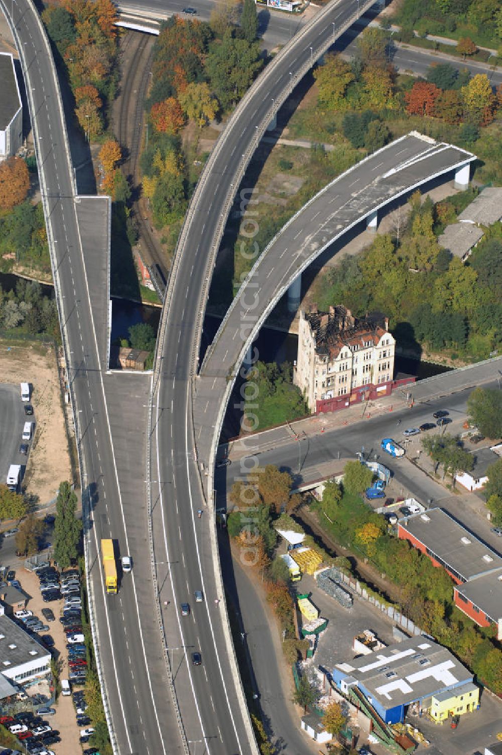 Aerial image Berlin - Blick auf die unvollendete A100 an der am 09.10.2007 abgebrannten Rattenburg (Gottlieb-Dunkel-Str. 19) in Berlin-Tempelhof. Seinen Namen hat das 1910 erbaute Haus, seit dem im Keller Wasserratten Unterschlupf gefunden hattenen. Die Rattenburg trotzte schon so manchen Abrissversuchen. Z.B. in den 70er Jahren, als der Bau der A100 eigentlich direkt durchs Grundstück der Rattenburg führen sollte; oder als sie 20 Jahre später der Verbreiterung des Teltowkanals weichen sollte. Seit März 2007 steht es wegen Einsturzgfahr leer.