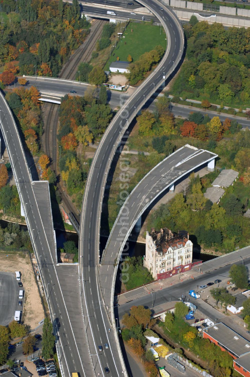 Aerial photograph Berlin - Blick auf die unvollendete A100 an der am 09.10.2007 abgebrannten Rattenburg (Gottlieb-Dunkel-Str. 19) in Berlin-Tempelhof. Seinen Namen hat das 1910 erbaute Haus, seit dem im Keller Wasserratten Unterschlupf gefunden hattenen. Die Rattenburg trotzte schon so manchen Abrissversuchen. Z.B. in den 70er Jahren, als der Bau der A100 eigentlich direkt durchs Grundstück der Rattenburg führen sollte; oder als sie 20 Jahre später der Verbreiterung des Teltowkanals weichen sollte. Seit März 2007 steht es wegen Einsturzgfahr leer.