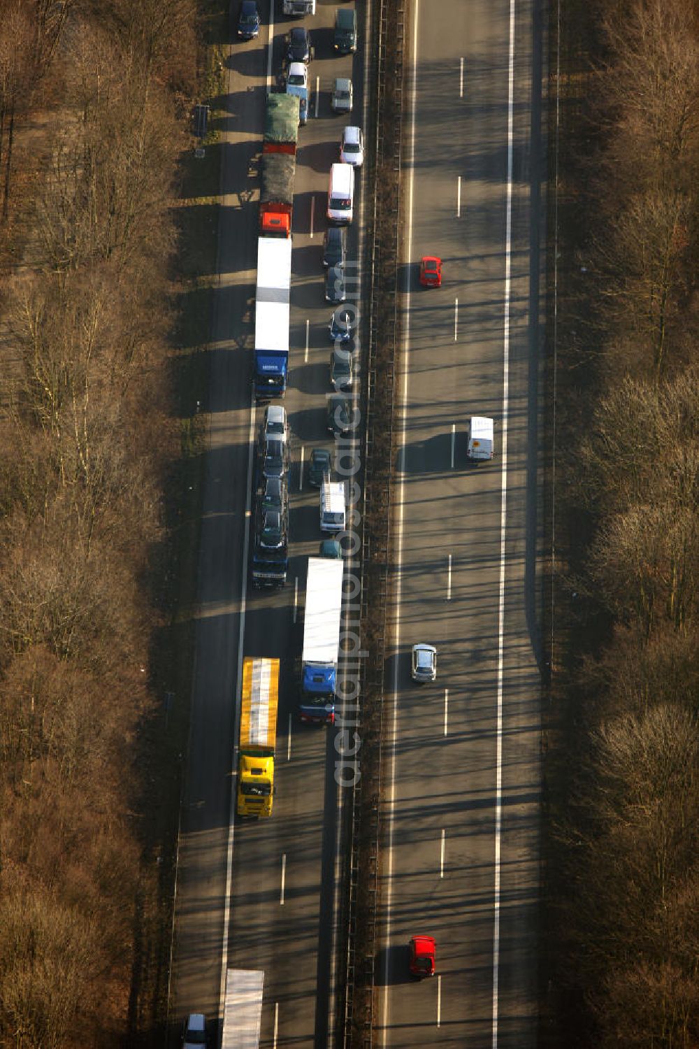 Aerial photograph Bochum - Stau auf der Stadtautobahn in Bochum in Nordrhein-Westfalen. Traffic jam on the city highway in Bochum in North Rhine-Westphalia.