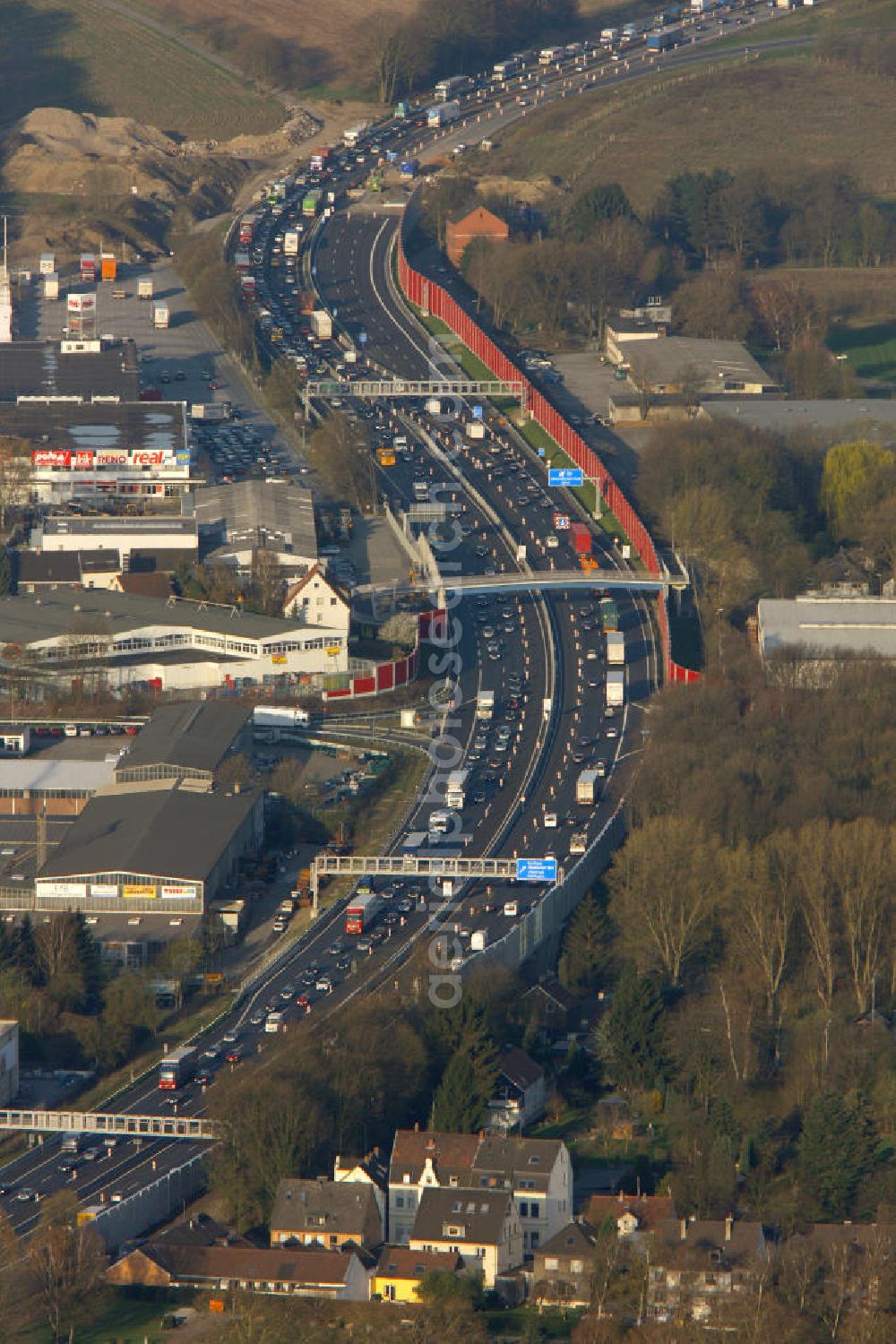 Aerial photograph Bochum - Stau auf der A40 Autobahn und Bundesstraße B1 bei Bochum in Nordrhein-Westfalen. Traffic jam on the A40 motorway and the through road B1 in the near of Bochum in North Rhine-Westphalia.