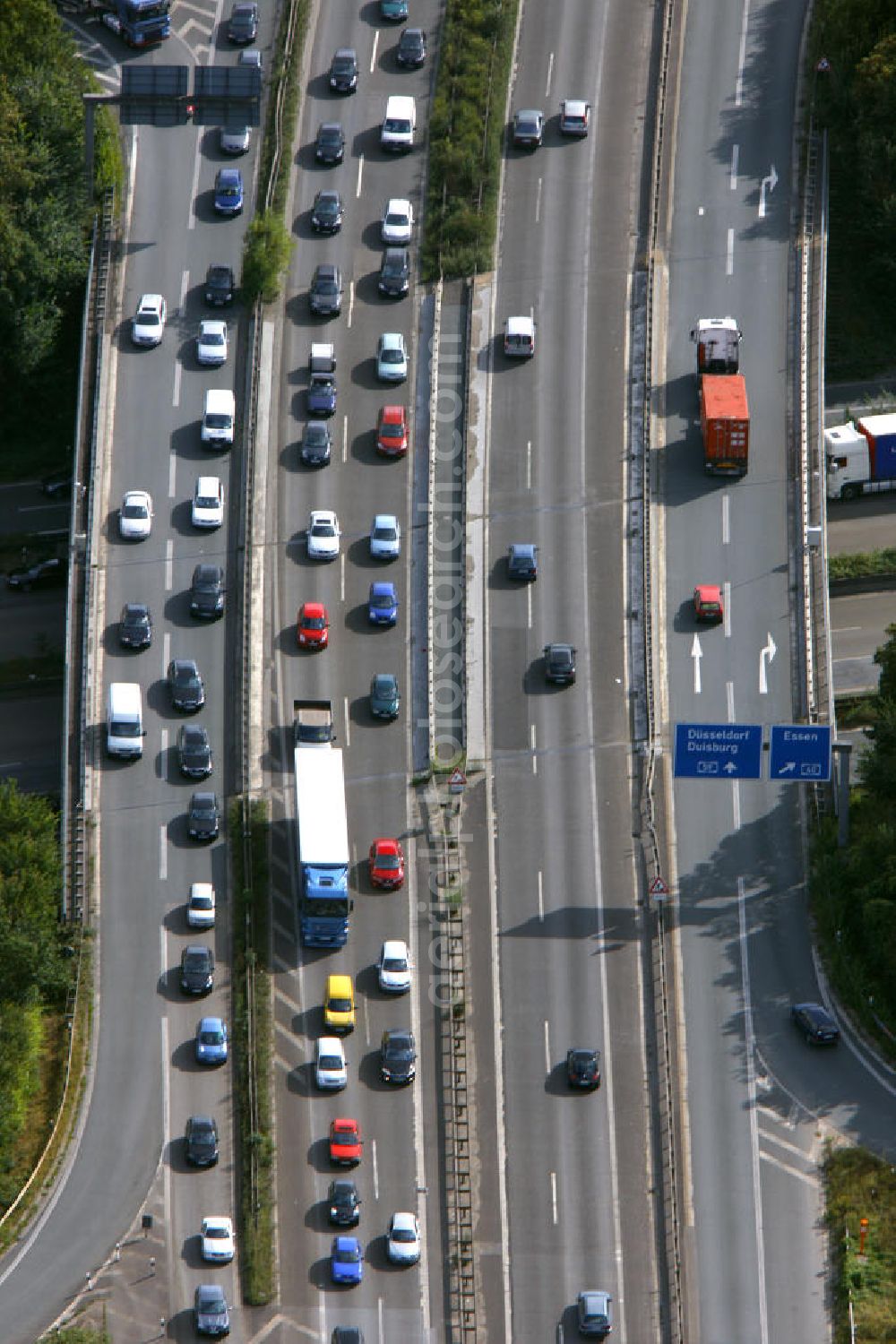 Aerial photograph Duisburg - Stau auf der A59 Autobahn bei Duisburg in Nordrhein-Westfalen. Traffic jam on the A59 motorway in the near of Duisburg in North Rhine-Westphalia.